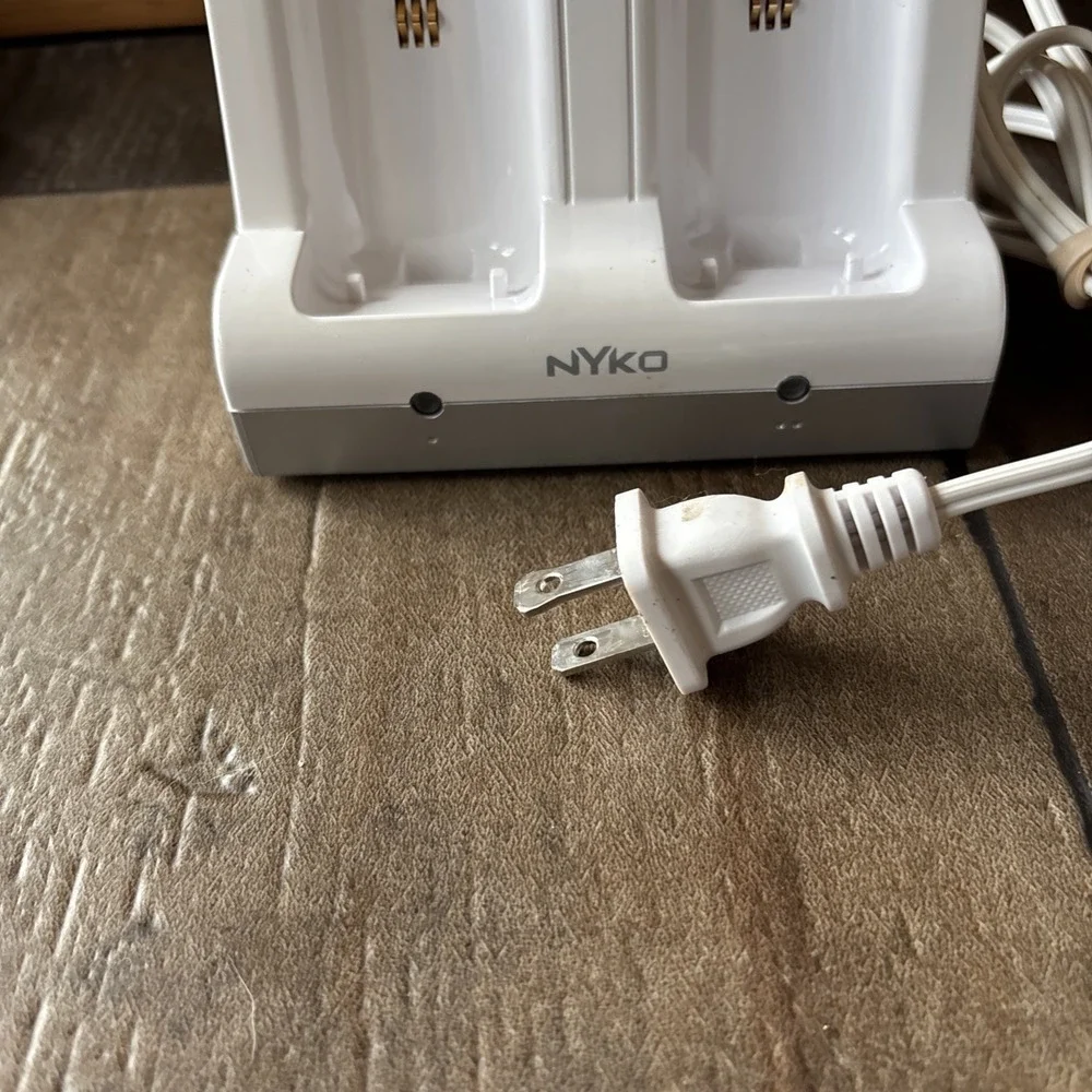 Nyko #87000-A50 Charge Station for Nintendo Wii Controllers - Tested